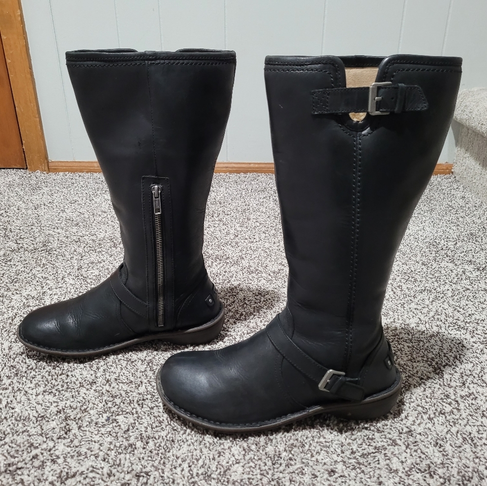 Womens UGG black leather sherpa lined boots. Size 8